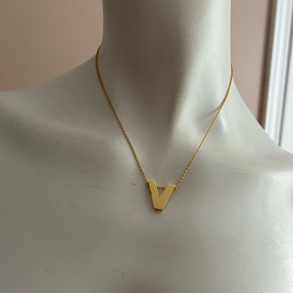 5/$25 Gold Initial V monogram Necklace 16 inch 🥰 - Picture 4 of 8